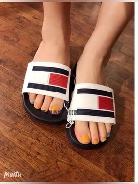 Tommy Hilfiger Casual White Slide Sandals with Navy & Red Accent